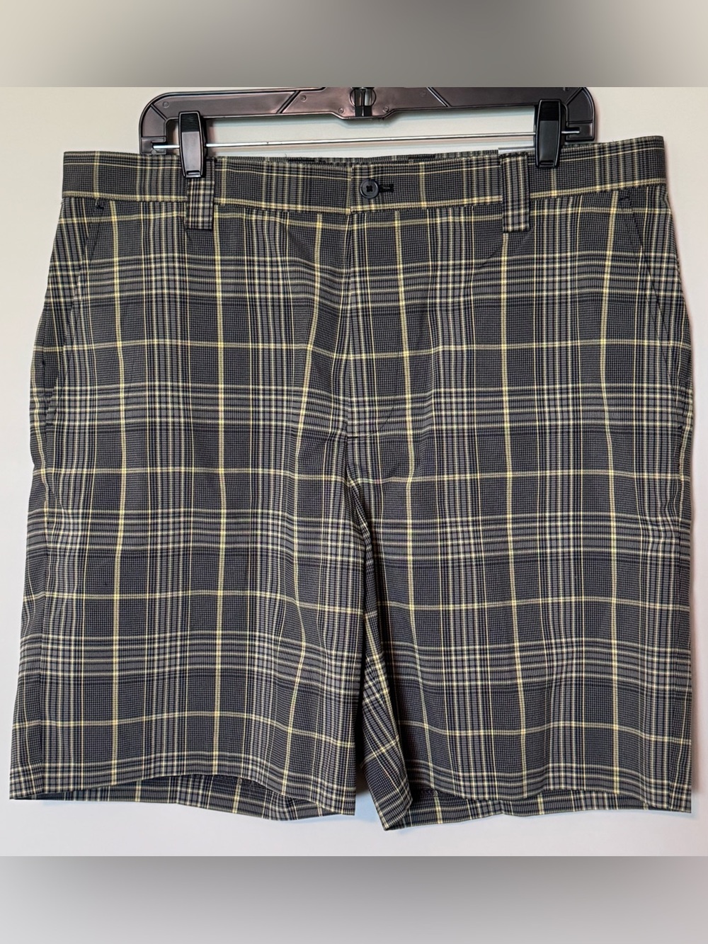 IZOD Men’s Plaid Golf Shorts Black Gray Green Size 36